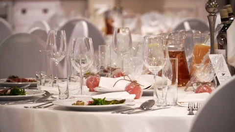 The table in the restaurant served and prepared for a banquet Vidéo 105697535