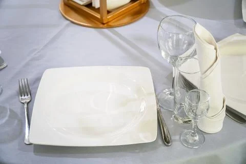 The table in the restaurant is served for dinner. Foto stock