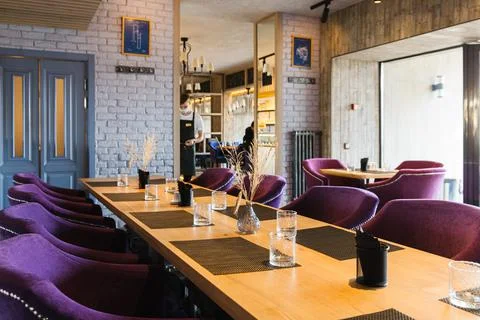Table in the restaurant on which there are empty glasses and a vase, serving Stock Photos