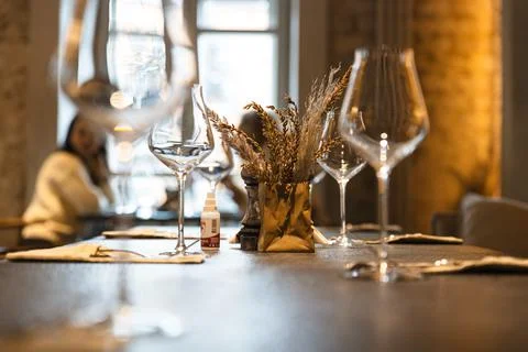 Table in the restaurant on which there are empty glasses and a vase, serving Stock Photos
