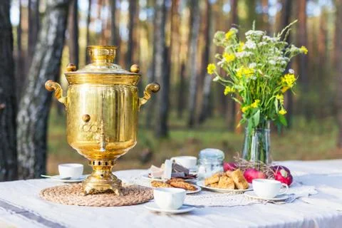 Table with russian samovar, cups decorated with some flowers Foto stock