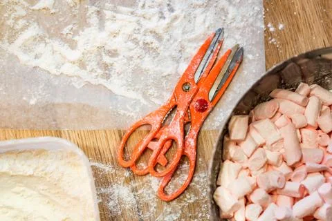 Table with scissors and white marshmallow Stock-Fotos
