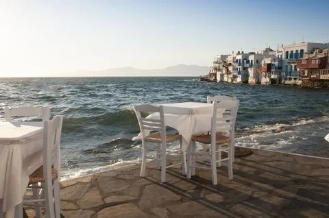 Table at a seafront bar in Mykonos. Foto stock