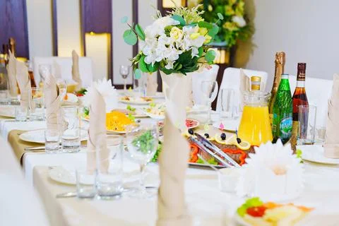 Table served. empty glasses and a plate with a cloth napkin on the table. Foto stock