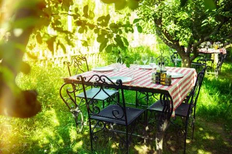 Table is set and waiting for dining in the countryside Foto stock