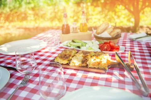 Table is set and waiting for dining in the countryside Stock-Fotos