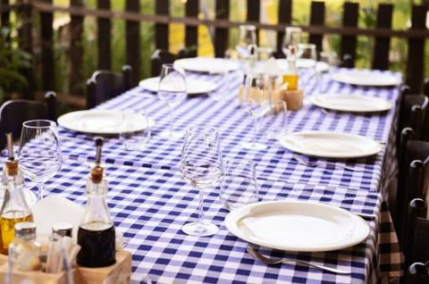 Table is set and waiting for dining in the countryside Foto stock