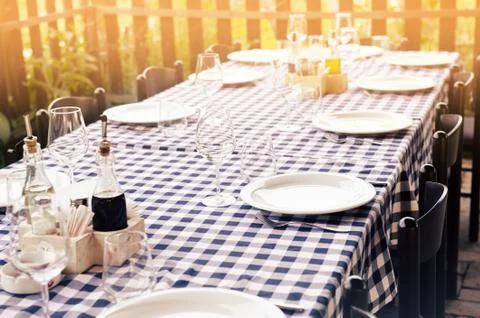 Table is set and waiting for dining in the countryside Foto stock