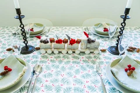 Table set for Christmas lunch with white and green tablecloth Foto stock