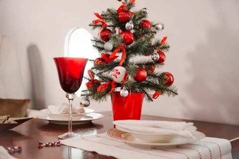 Table set for dinner on Board the plane, plates, a red glass,  decorated Chri Foto stock