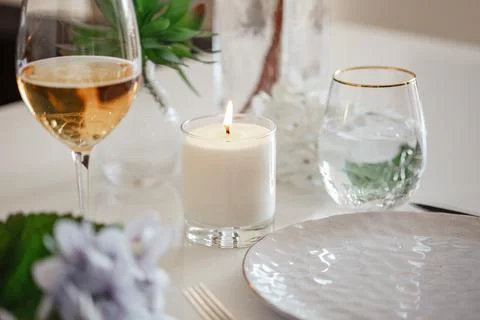 Table set for an event party or wedding reception with burning candle Foto stock