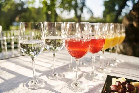 Table set for an event party or wedding reception. Banquet table design Foto stock
