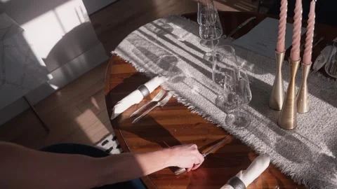 A table is set for a private dining experience (slow motion 4K). Stockbeeldmateriaal 334030239