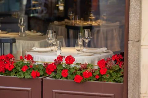 Table set in the restaurant. White tablecloths, glasses and shot glasses Stock-Fotos