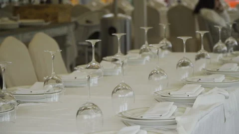 Table setting before a banquet of a large company 库存影片 155363668