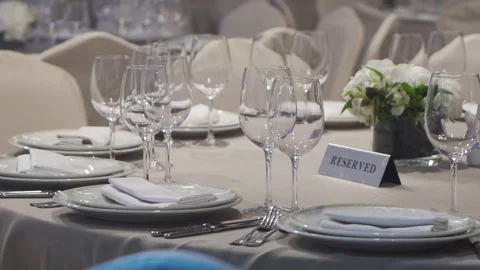 Table setting before a banquet of a large company 库存影片 155364182
