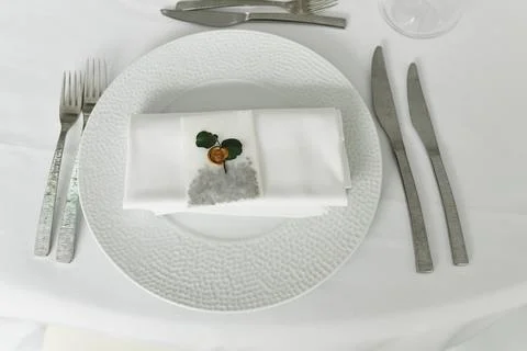 Table setting with cutlery and white napkin 库存照片