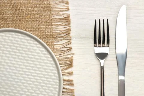 Table setting. cutlery. Fork, knife and gray plate on a white wooden table. t Foto stock