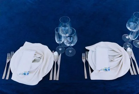 Table setting with dishes, blue tablecloth. Mediterranean style. blue banqu.. Foto stock