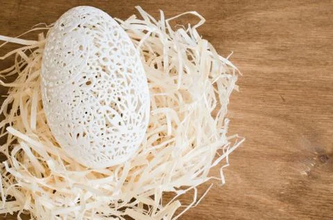 Table Setting for Easter Celebration. Carved Egg. Foto stock