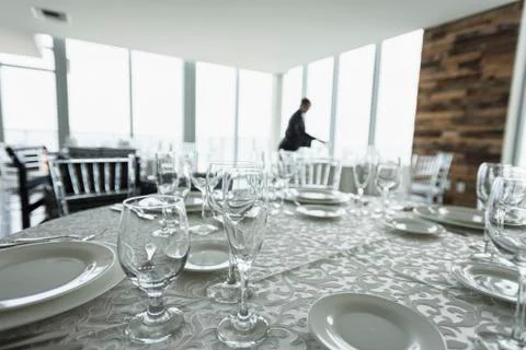 Table setting in empty restaurant Foto stock