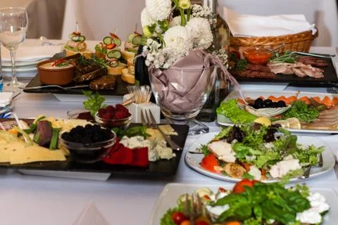 Table setting, food and decorations for important and family events, deliciou Fotos de archivo