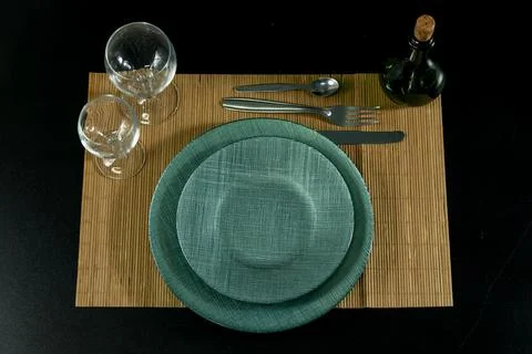 A table setting with a green plate and a green placemat Foto stock