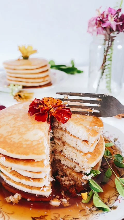 Table setting of pancakes, pancakes with flowers and plants,Pancakes 스톡 동영상 227407097