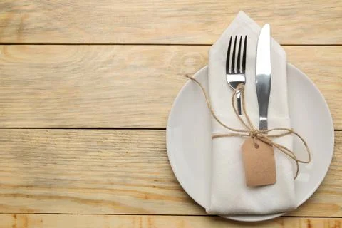 Table setting. Plate and Cutlery in a white napkin fork and knife on a natura Foto stock