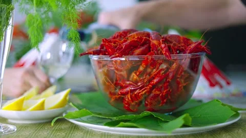 Table setting, pouring white wine, river crabs Vidéo 159850453