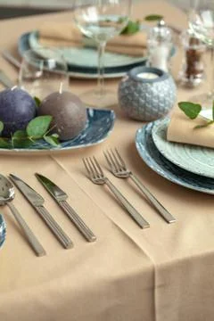 Table setting in restaurant with stylish decorations Foto stock