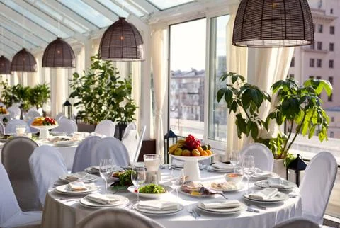 Table setting in restaurant. Wedding reception song white table, fruit and Stock Photos