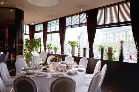 Table setting in restaurant. Wedding reception song white table, fruit and Stock Photos