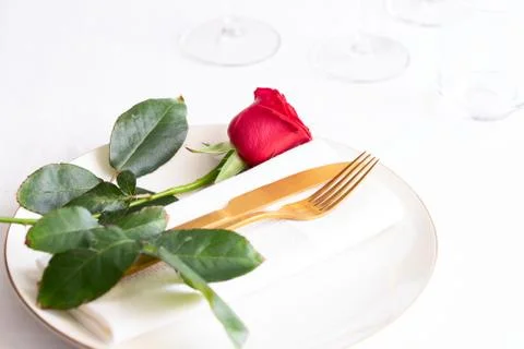 Table setting for romantic dinner concept. 库存照片