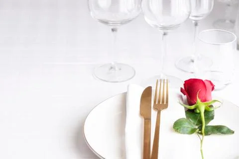 Table setting for romantic dinner concept. 库存照片
