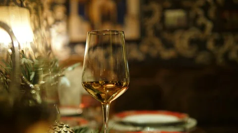 Table setting served. Plates, wine, glasses, cutlery. Christmas dinner family. Vídeos de archivo 129045708