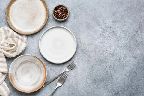 Table setting with trendy grey ceramic plates Foto stock