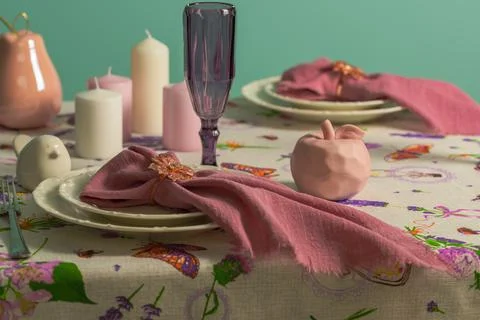 Table setting, white plates with pink napkins Foto stock