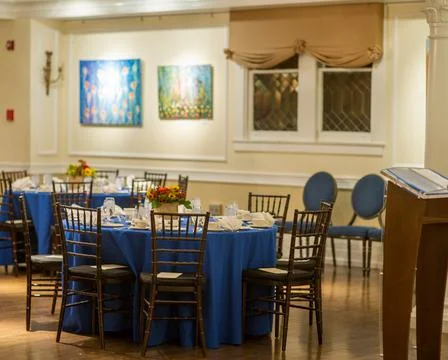 Table setup at thanksgiving dinner with blue cloth covers and art on the wall Foto stock