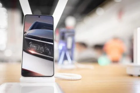 Table with smartphones in gadgets and electronics store Stock Photos