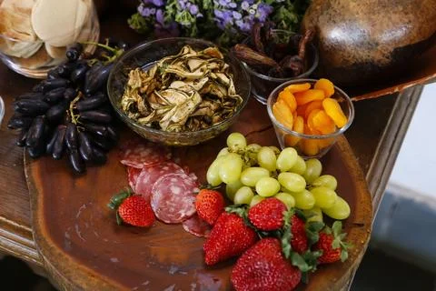 Table with snacks - party buffet with various savory foods Foto stock
