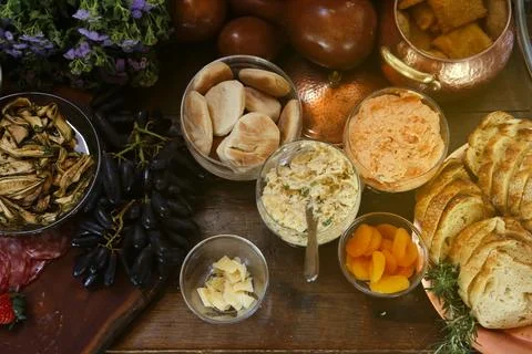 Table with snacks - party buffet with various savory foods Foto stock