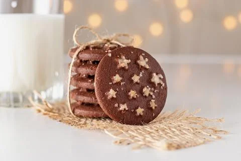 On the table is a stack of round chocolate Christmas cookies tied with rope Stock-Fotos
