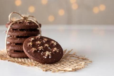 On the table is a stack of round chocolate Christmas cookies with sugar stars Foto stock
