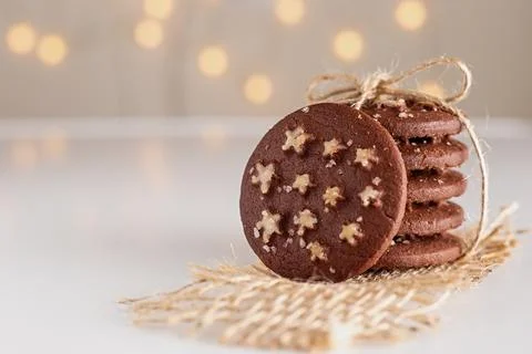 On the table stand is a stack of round chocolate Christmas cookies with sugar Foto stock