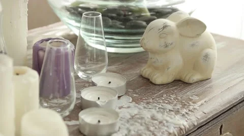 On the table there are the figure of a hare, candles. Vidéo 57905824