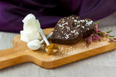 On the table there are handmade chocolates made of coconut oil, coconut chips Foto stock