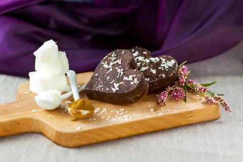 On the table there are handmade chocolates made of coconut oil, coconut chips Foto stock