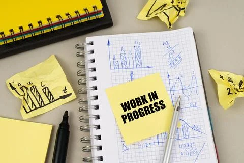 On the table there is a notepad with notes and sticky notes with the inscri.. Foto stock