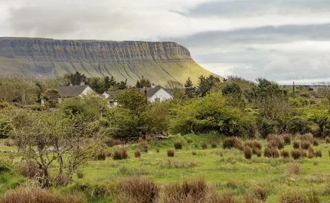 The table top mountain of Benbulbin in the background Stock Photos
